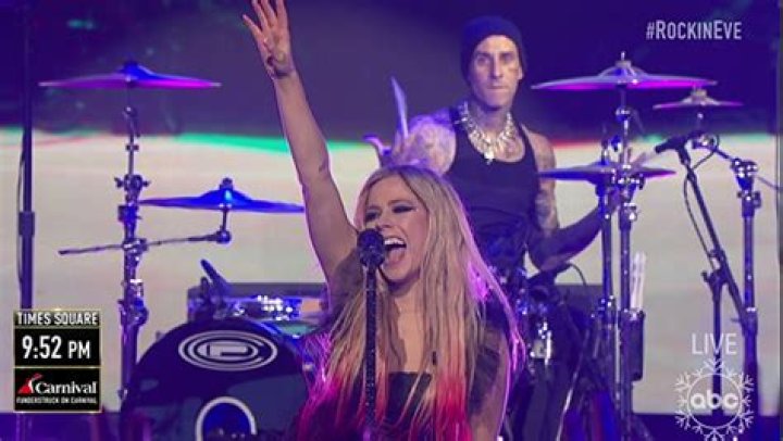 Avril Lavigne & Travis Barker Rock In The New Year With Epic ‘Dick Clark’ Performance