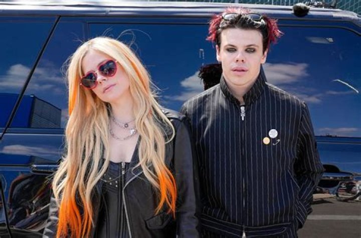 Avril Lavigne & YUNGBLUD Team Up For New ‘I’m A Mess’ Video – Hollywood Life