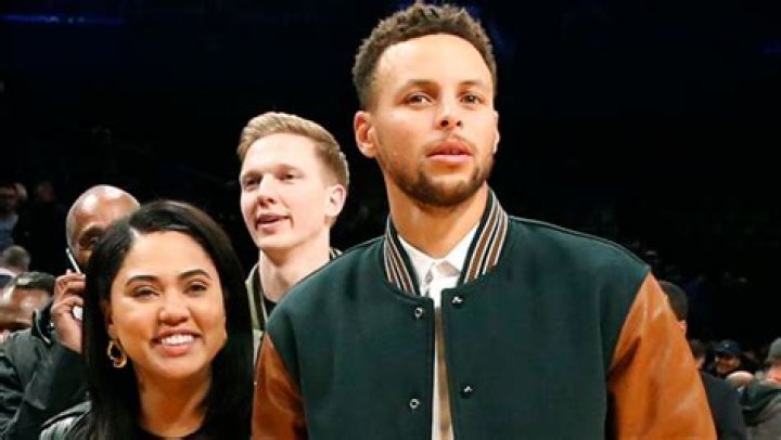 Ayesha Curry Reacts To Troll Who Slams Her Pic With Steph On Instagram – Hollywood Life
