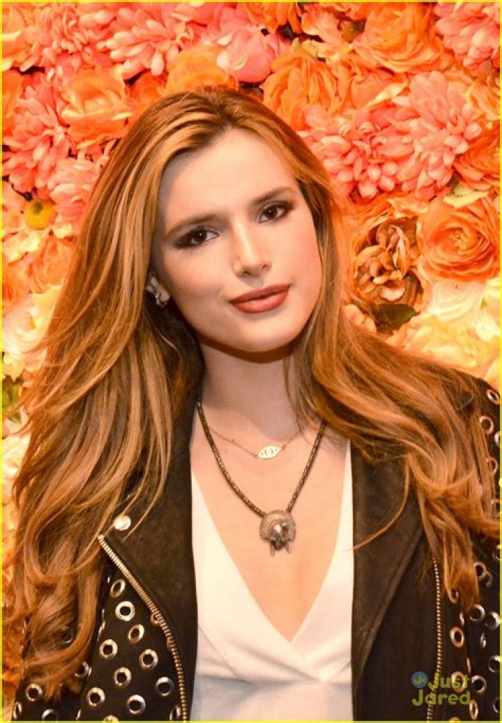 Bella Thorne & Gregg Sulkin Make Out In Bizarre Video On One Year Anniversary — Watch