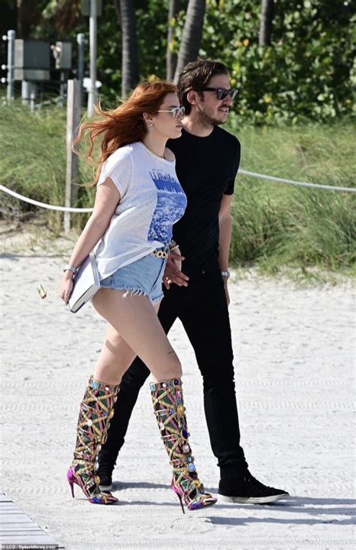 Bella Thorne Wears Bikini & Boots For Summer – Hollywood Life