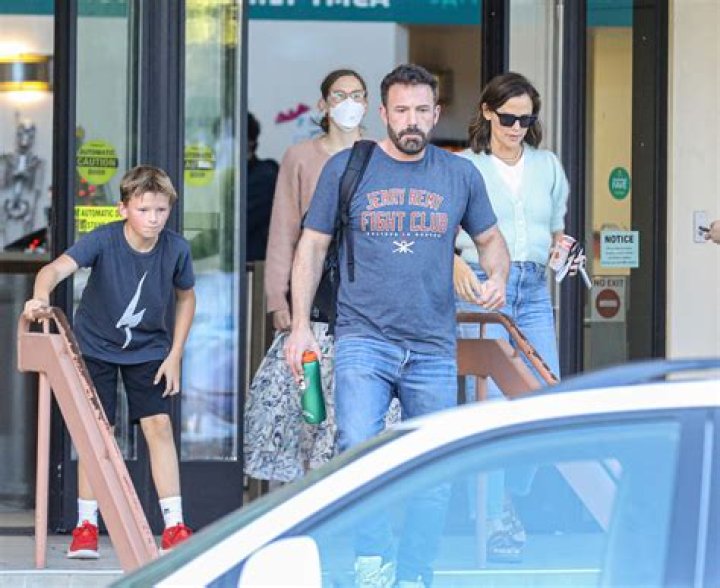 Ben Affleck & Jennifer Garner Prove They’ve Got Co-Parenting Down While Out With Kids
