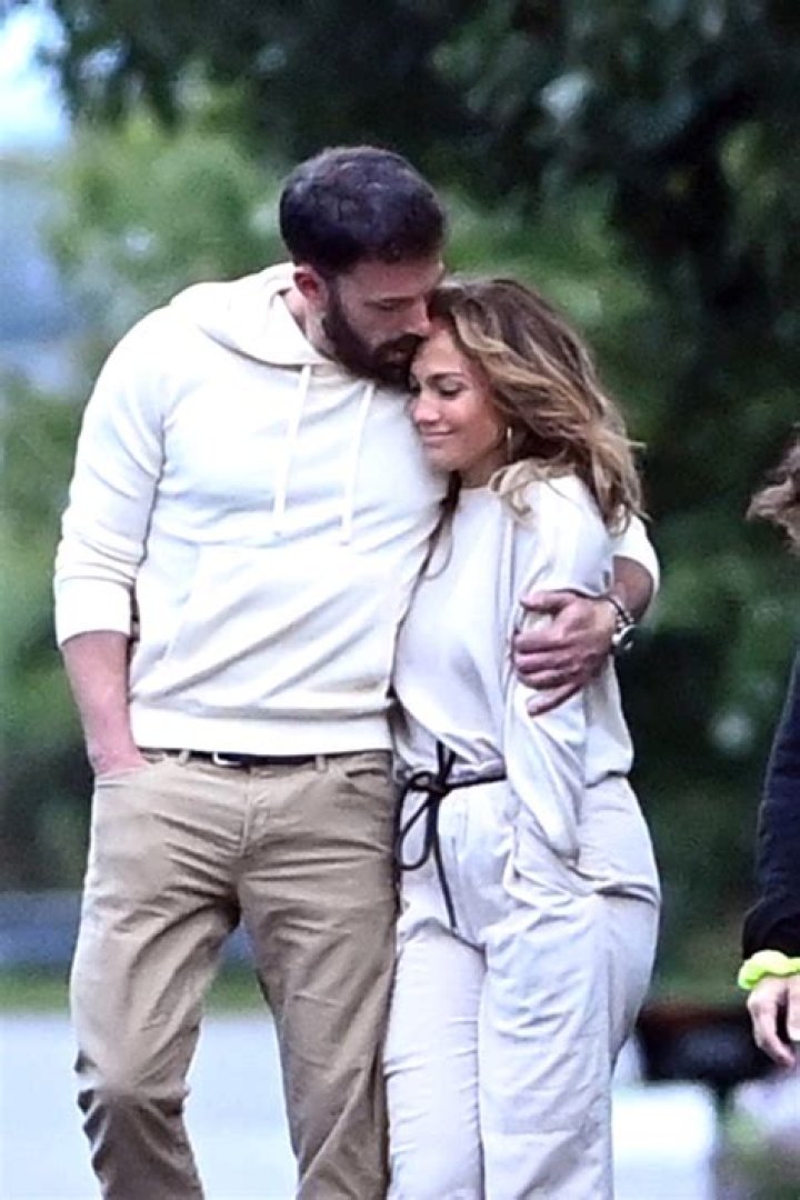 Ben Affleck & Jennifer Lopez’s PDA Photos – Hollywood Life