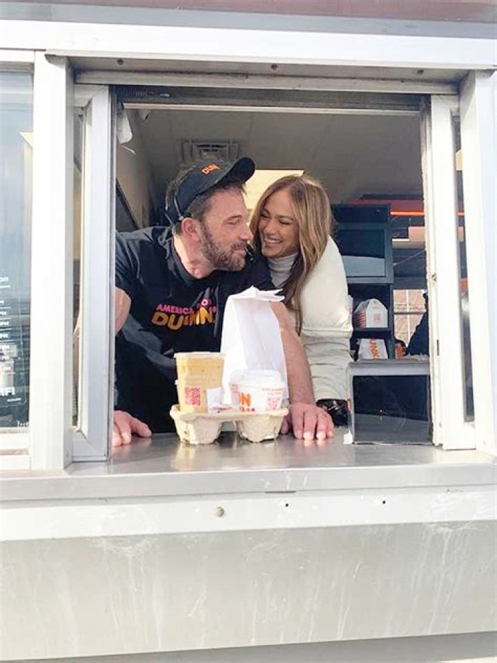 Ben Affleck’s Accent Is Back In Dunkin’s Super Bowl Ad (With J.Lo) – Hollywood Life