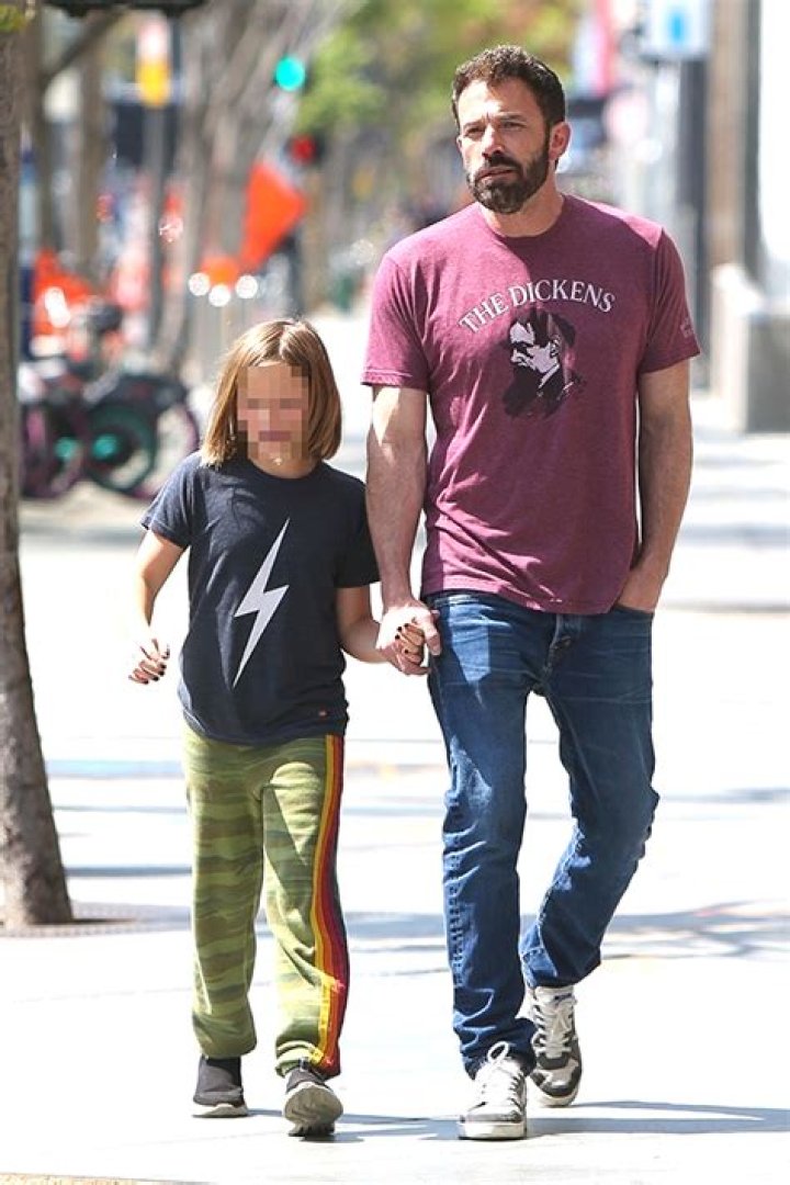 Ben Affleck & Son Samuel, 10, Hold Hands While Picking Up Art: Photos – Hollywood Life
