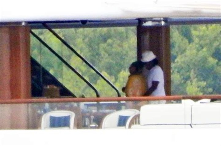 Beyonce & JAY-Z Cuddle On Luxury Yacht In Croatia: Photo – Hollywood Life