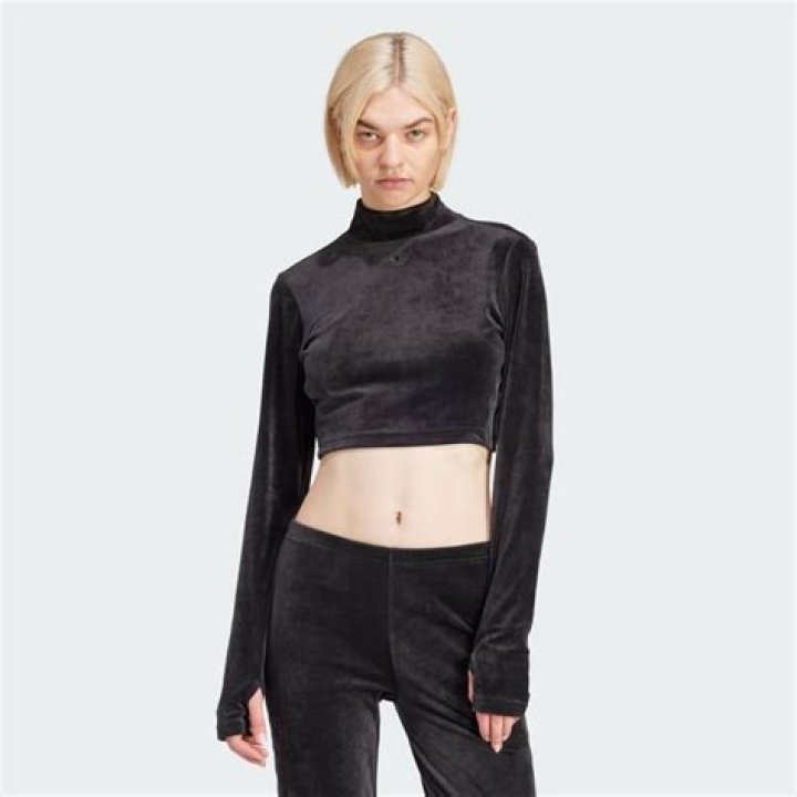 Beyonce Rocks Velvet Crop Top & Matching Pants From New Ivy Park Line