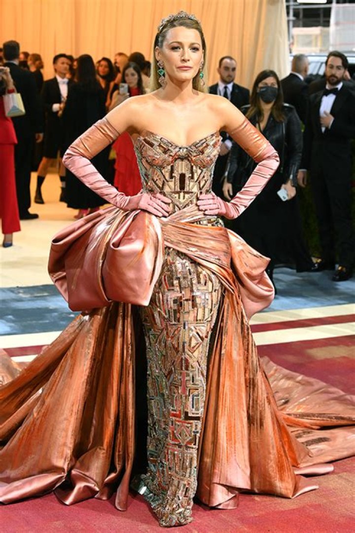 Blake Lively Jumps Museum Rope To Fix Dress On Display: Video – Hollywood Life
