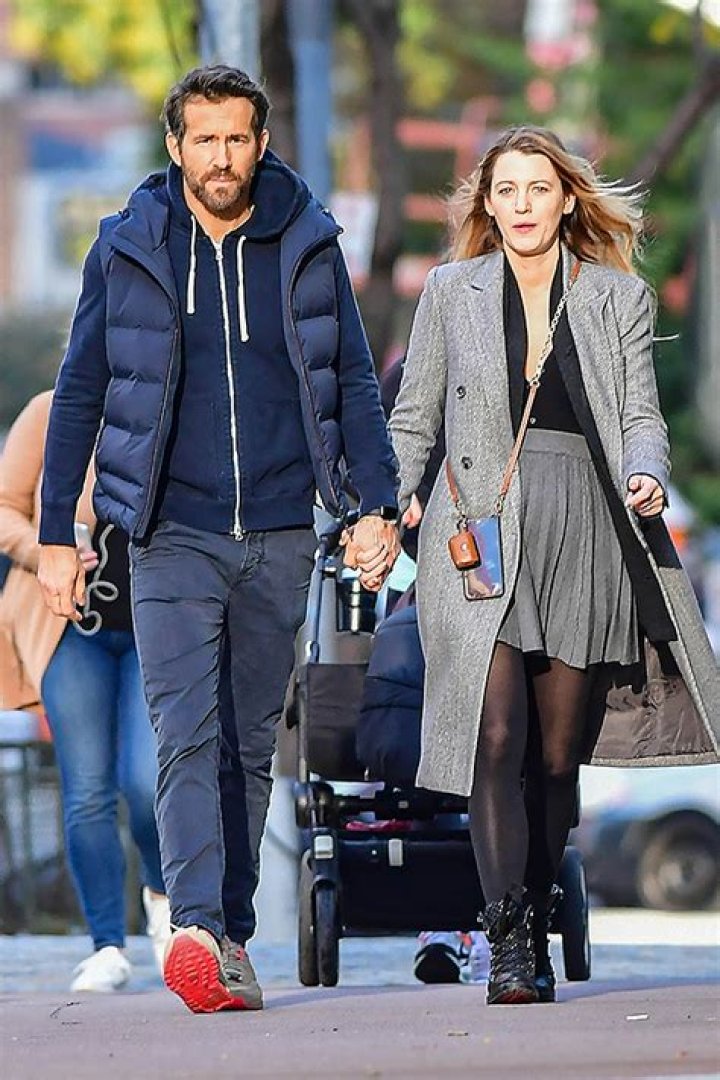 Blake Lively & Ryan Reynolds Stroll Through NYC Holding Hands: Photos – Hollywood Life