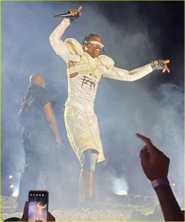 Blasts Kanye West On Stage – Hollywood Life