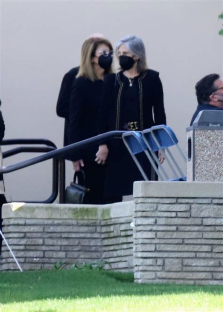Bob Saget’s Funeral: Mary-Kate & Ashley Olsen & More: Photos – Hollywood Life