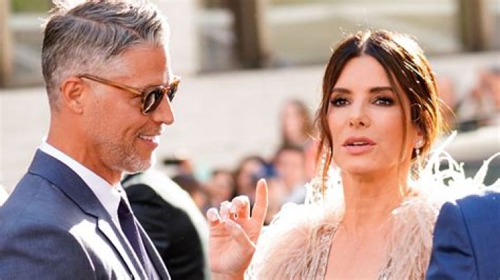 Brad Pitt Flirts With Sandra Bullock — Watch – Hollywood Life