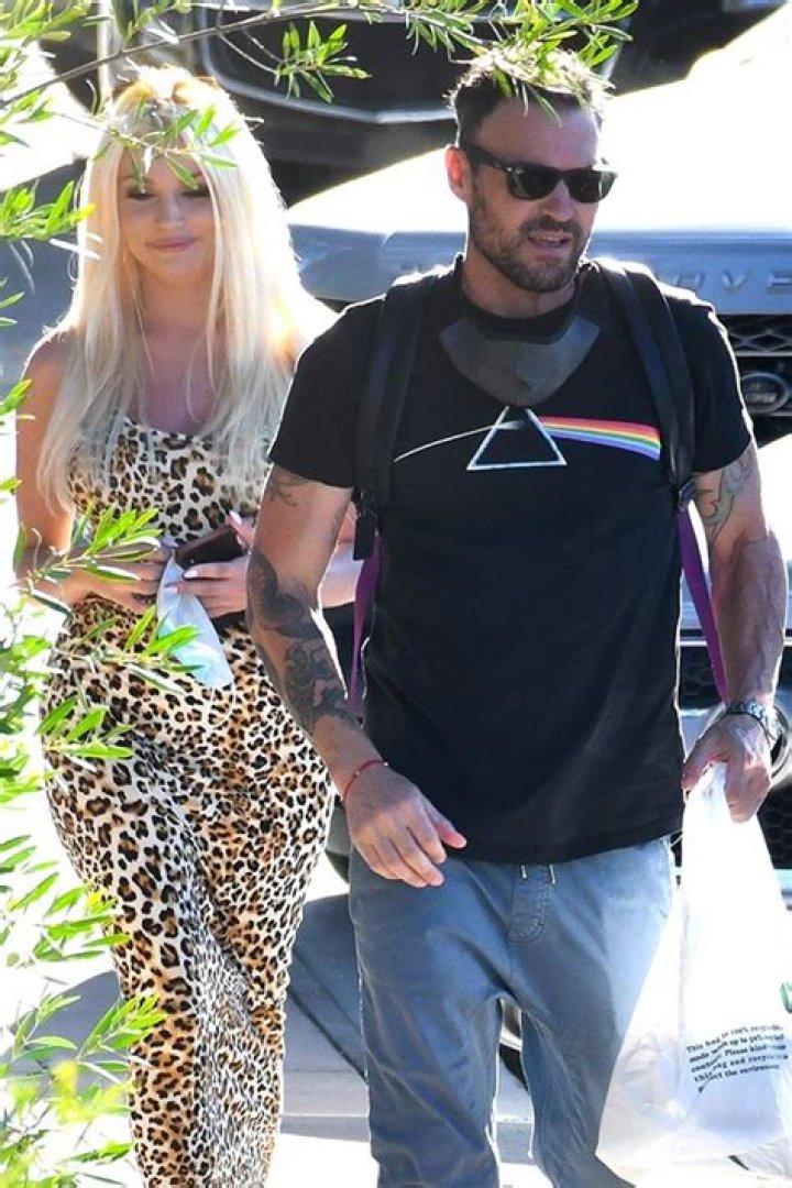 Brian Austin Green & Courtney Stodden Cozy Up In A Hot Tub After His Date With Model Tina Louise