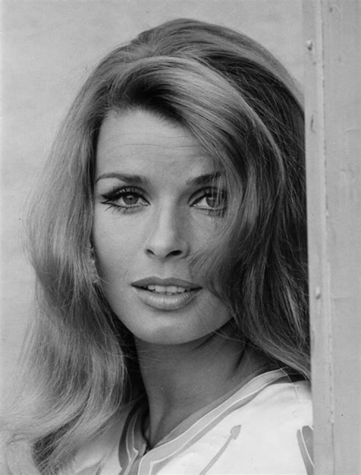 Brianna & Roger Finally Meet In 1968 – Hollywood Life