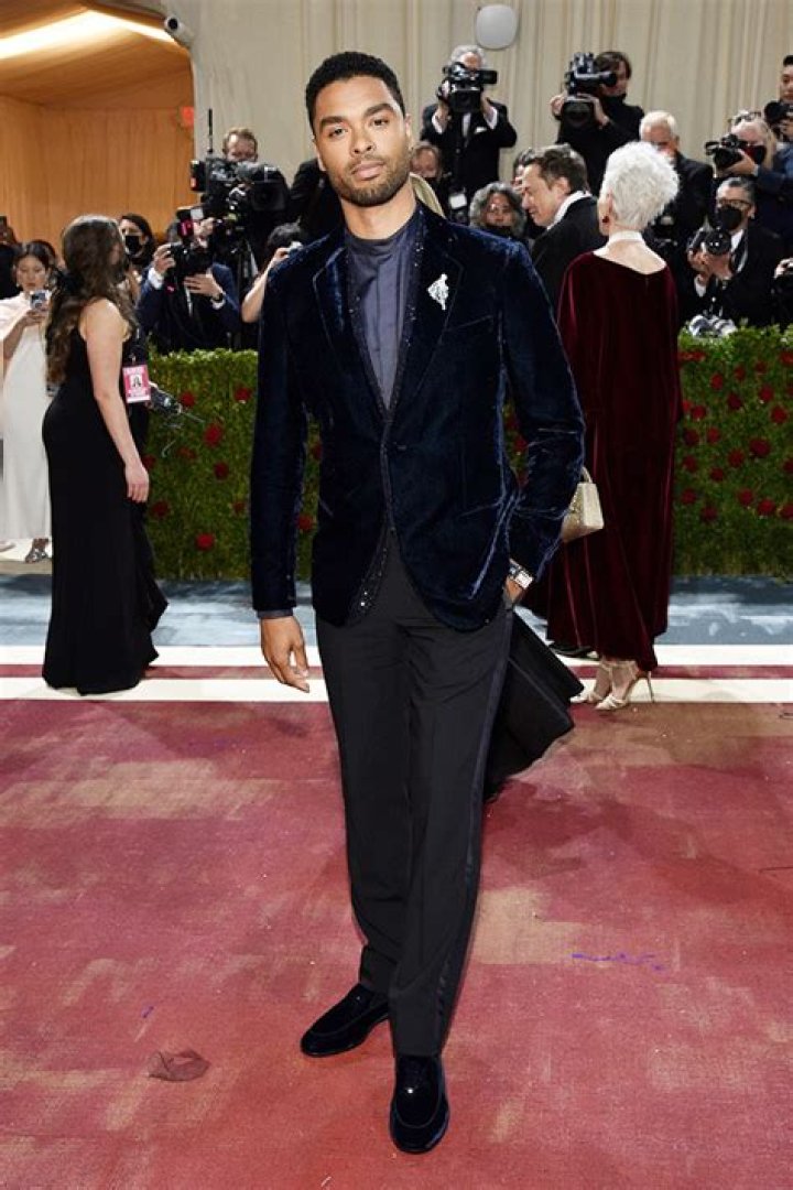 ‘Bridgerton’ Stars Rege-Jean Page, Phoebe Dynevor & More Bring The Ton To The Met Gala