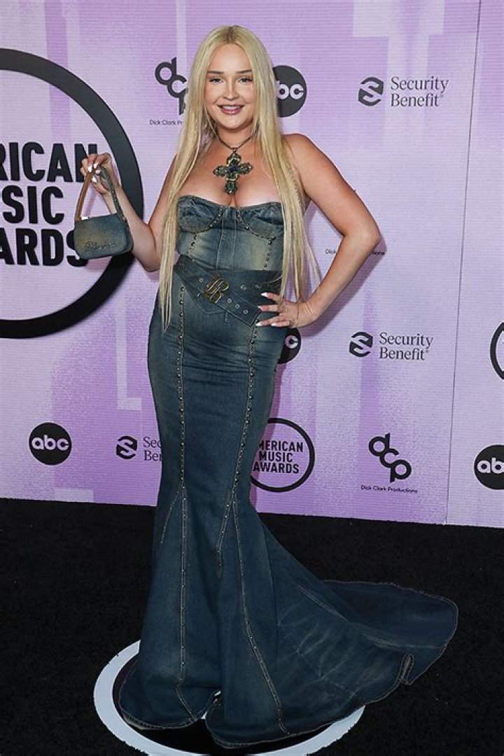 Britney Spears Dances Wildly In A Little Black Dress During Sexy ‘Nights In Mexico’: Watch