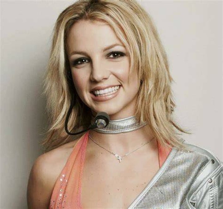 Britney Spears Rocks Pink Bikini Bottoms & Dances To Santana – Hollywood Life