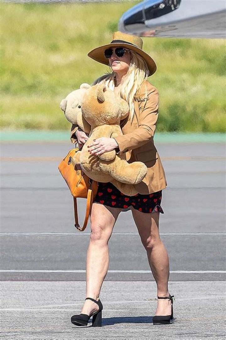 Britney Spears Seen Without Wedding Ring While Returning To L.A. – Hollywood Life
