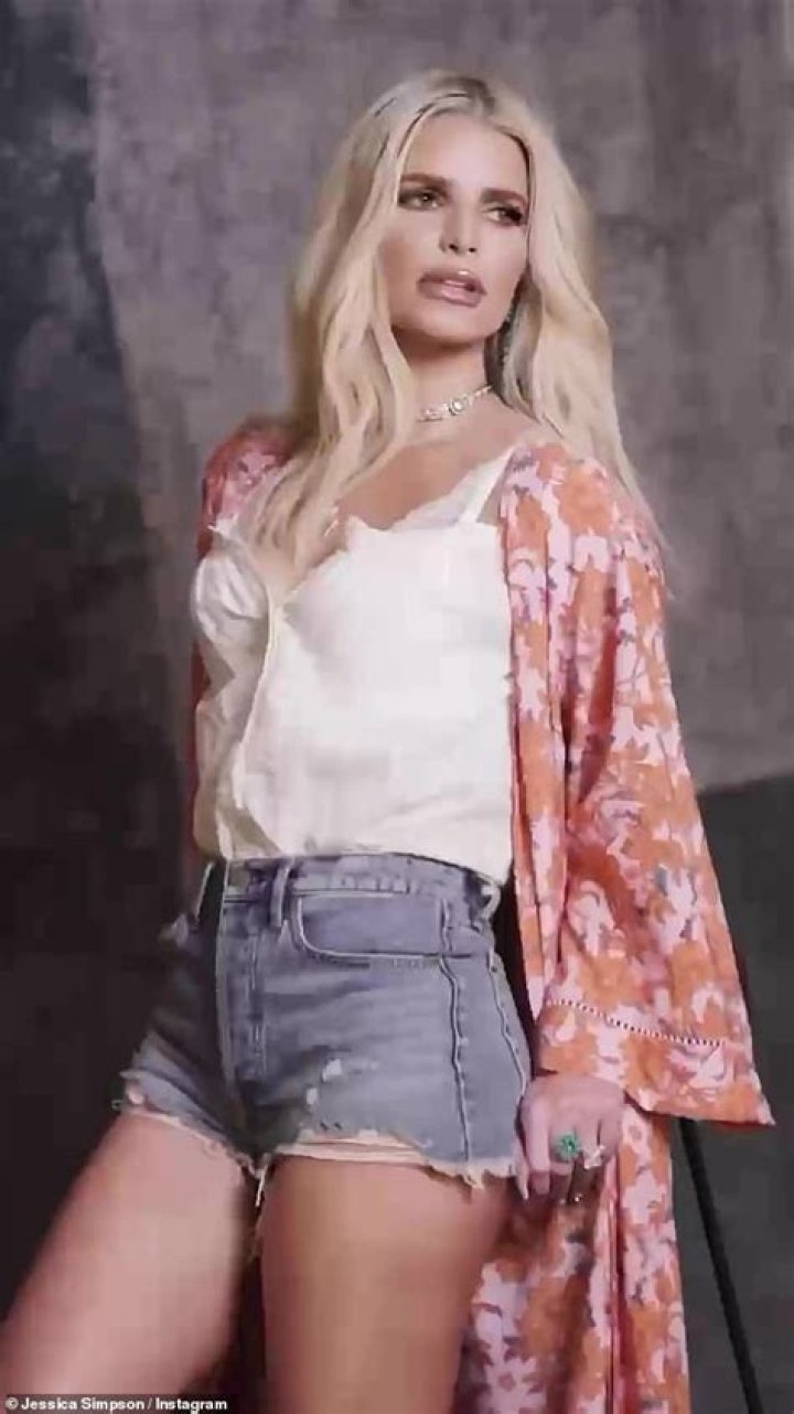 Britney Spears Wears Just Her Daisy Dukes In Sexy New Photo As She Soaks Up The Sun