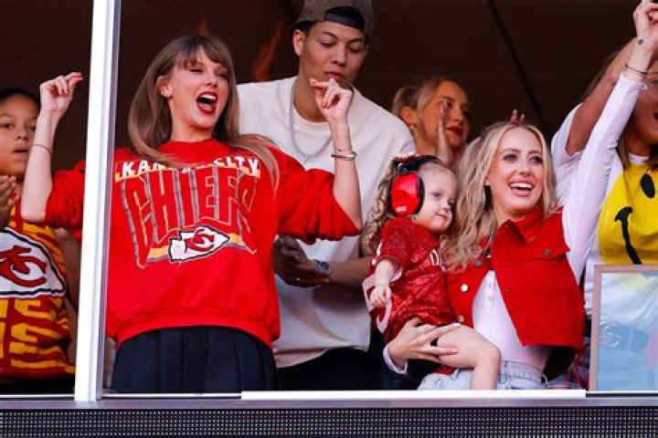 Brittany Mahomes Shares Photo With Taylor Swift at Chiefs Game – Hollywood Life