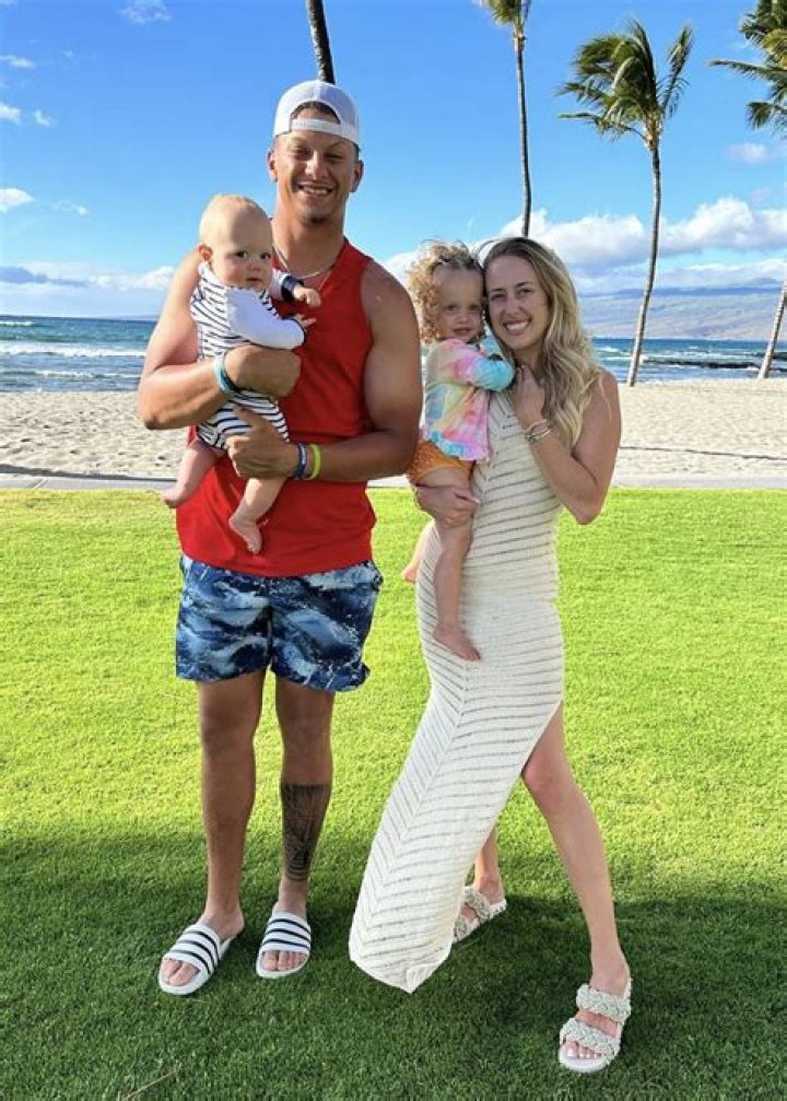Brittany Matthews & Patrick Mahomes Cozy Up On A Boat: Photos – Hollywood Life