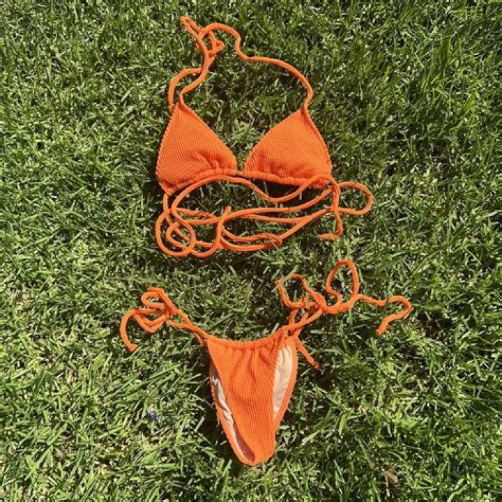 Brooke Burke Sizzles In Orange String Bikini: Photos – Hollywood Life