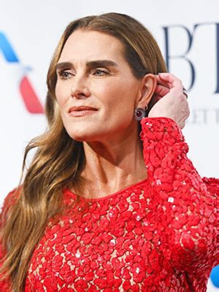 Brooke Shields Talks JFK Jr. Kiss & Not Sleeping With Him – Hollywood Life