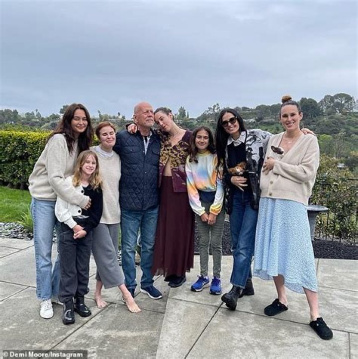 Bruce Willis Hangs Out With His Youngest Daughters In New Photo – Hollywood Life