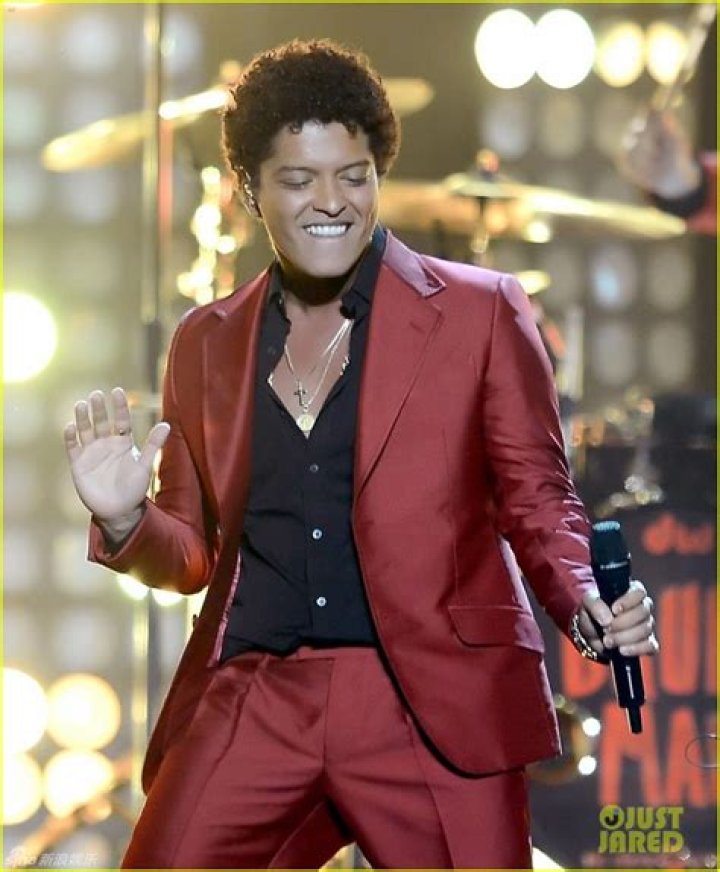 Bruno Mars Nails Epic Performance Of ’24K Magic’ At 2016 American Music Awards
