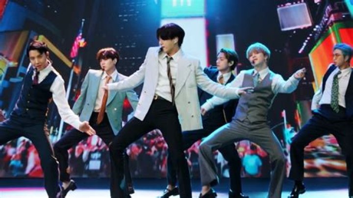 BTS Delivers Incredible Moves & Vocals For First Ever Live Performance Of ‘Dynamite’ At VMAs