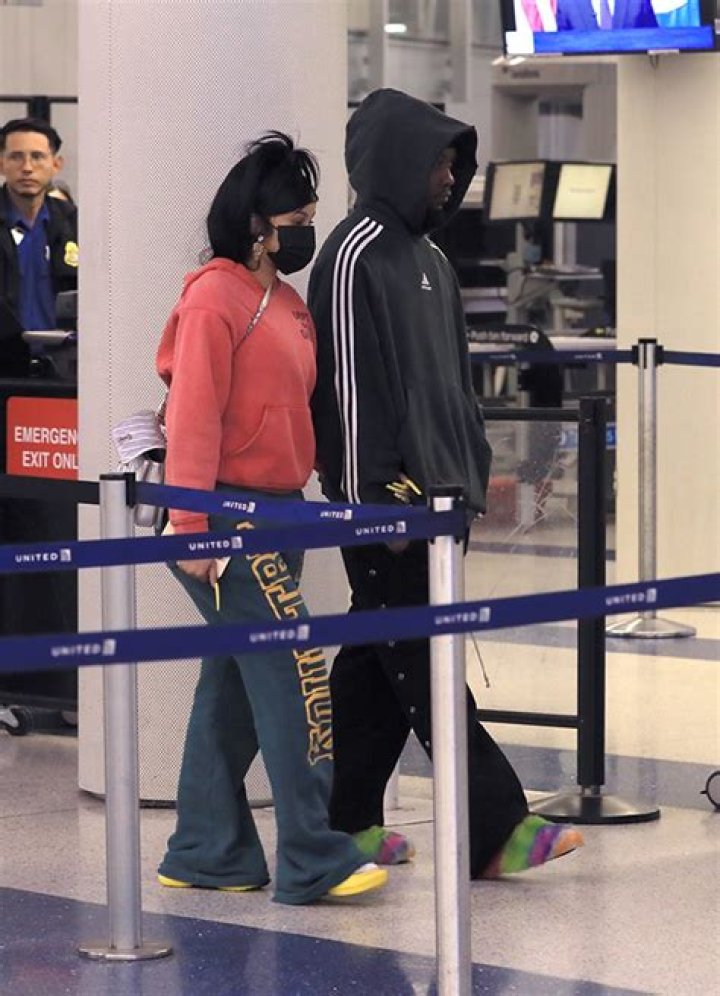 Cardi B Comforts Offset At Airport Weeks After Takeoff’s Death: Photos – Hollywood Life