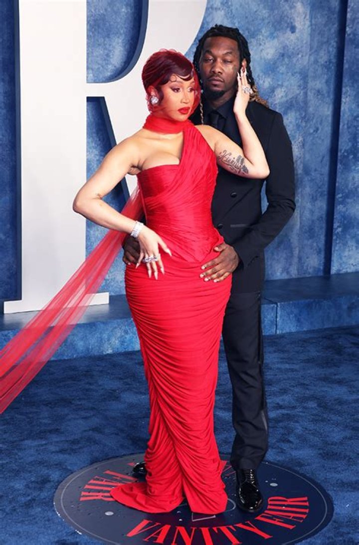 Cardi B & Offset Tenderly Kiss At Vanity Fair’s Oscars Party – Hollywood Life