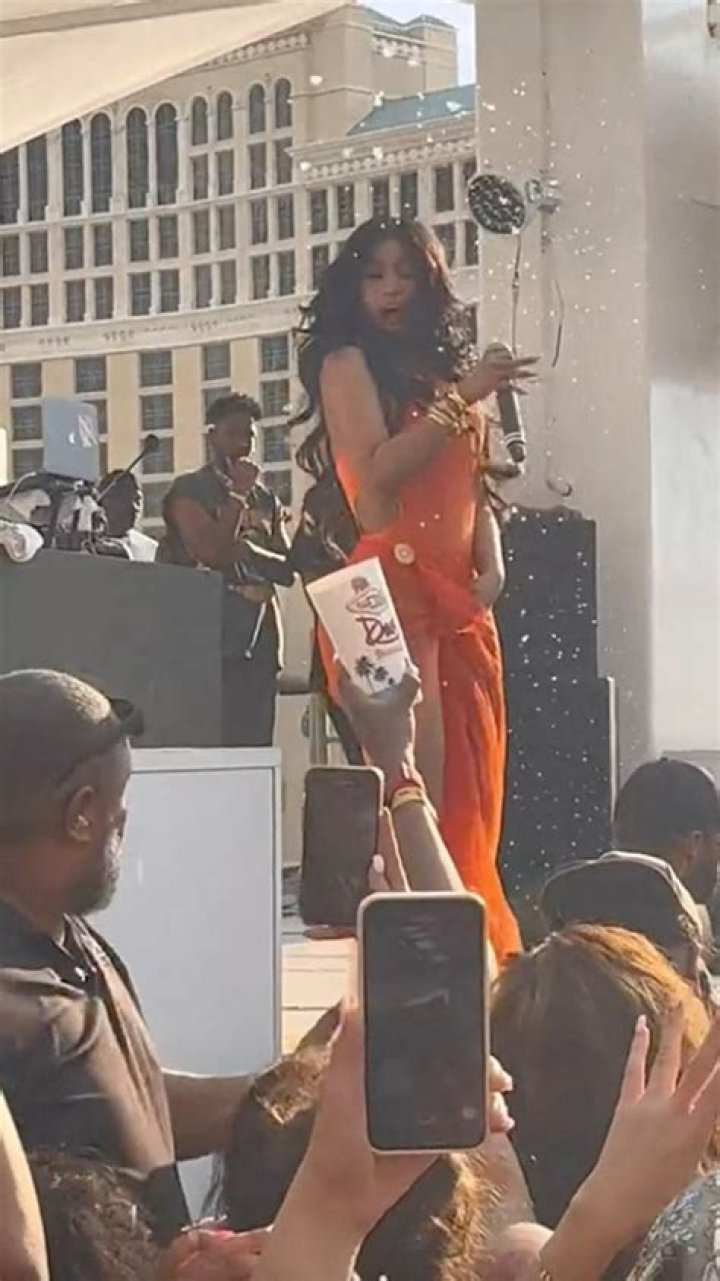 Cardi B Throws Microphone At Fan: Watch – Hollywood Life