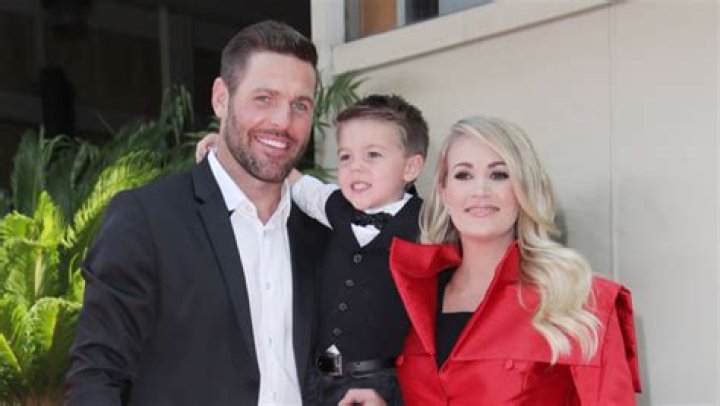 Carrie Underwood’s Hubby Mike Fisher Uses His Kids As Workout Weights – Hollywood Life