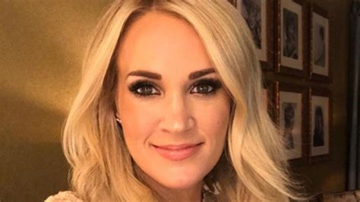 Carrie Underwood’s Lip Scar Is Visible In Latest Close-Up Selfie – Hollywood Life