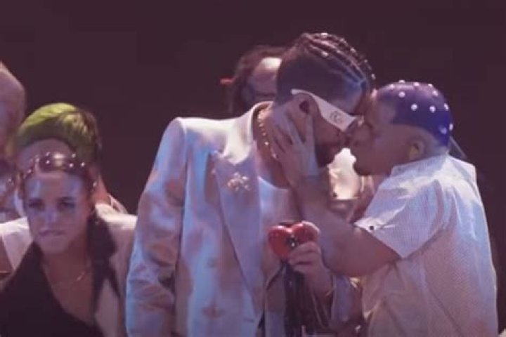 Celeb Kisses More Awkward Than Rihanna & Drake’s VMA Kiss — PICS