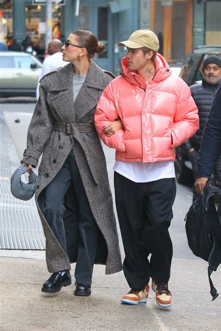 Celebrities Christmas Shopping 2022: Photos – Hollywood Life