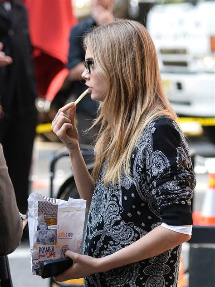 Celebrities Eating Fast Food: Photos Of Stars Snacking On Pizza, Burgers & More