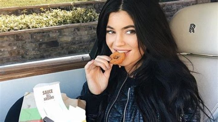 Celebrities Eating Pizza & More Goodies – Hollywood Life