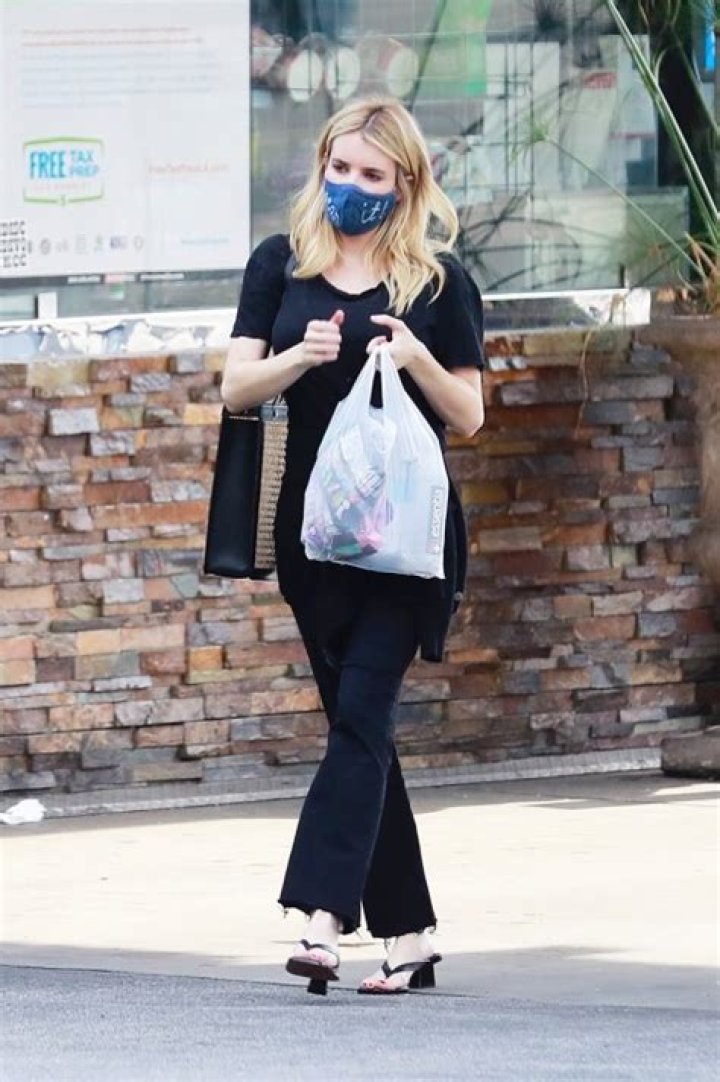 Celebrities Hiding Their Baby Bumps: Kylie Jenner & More — Pics