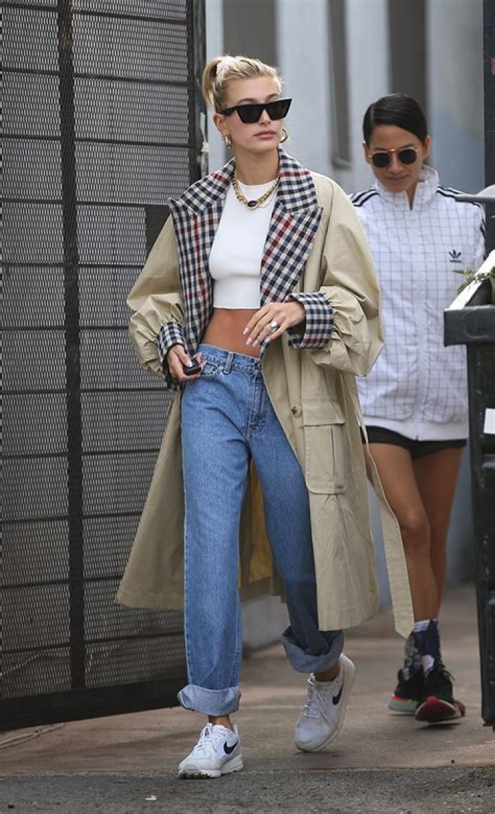 Celebrities Wearing High Waisted Jeans & Crop Tops – Pics – Hollywood Life