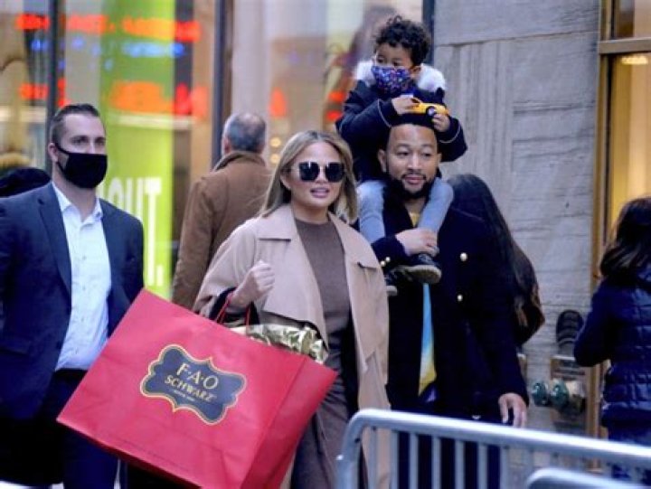 Celebs Christmas Shopping: Photos – Hollywood Life