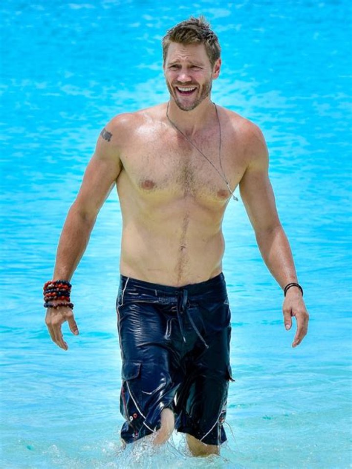 Chad Michael Murray Goes Shirtless In Low-Rise Pants: Video – Hollywood Life