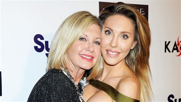 Chloe Lattanzi Hosts Dinner For Late Mom Olivia Newton-John’s Birthday – Hollywood Life