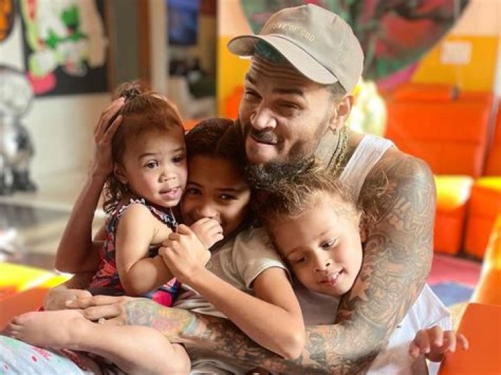 Chris Brown Debuts Leg Tattoos With Kids Royalty & Aeko’s Names: Pic – Hollywood Life