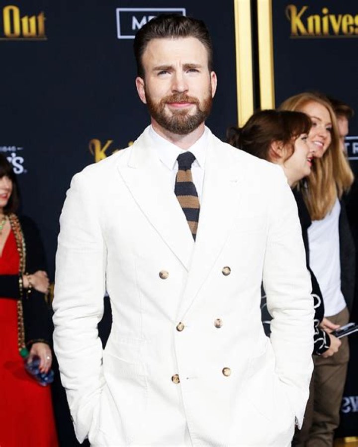 Chris Evans Leaves Flirty Comment On Alba Baptista’s Photo – Hollywood Life