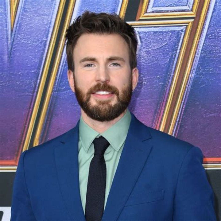 Chris Evans & The Cutest Cat Sox Steal The Show – Hollywood Life
