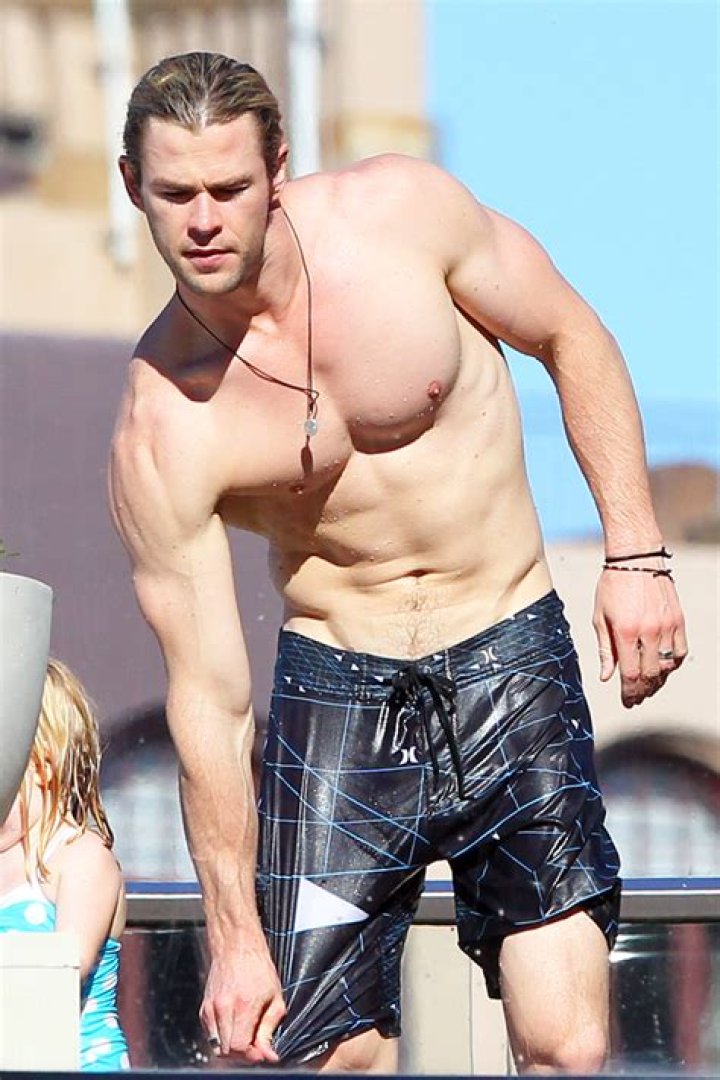 Chris Hemsworth Goes Shirtless To Take A ‘Snow Bath’ In New Photo – Hollywood Life