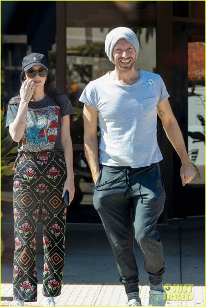 Chris Martin & Dakota Johnson On Coffee Date: Photos – Hollywood Life
