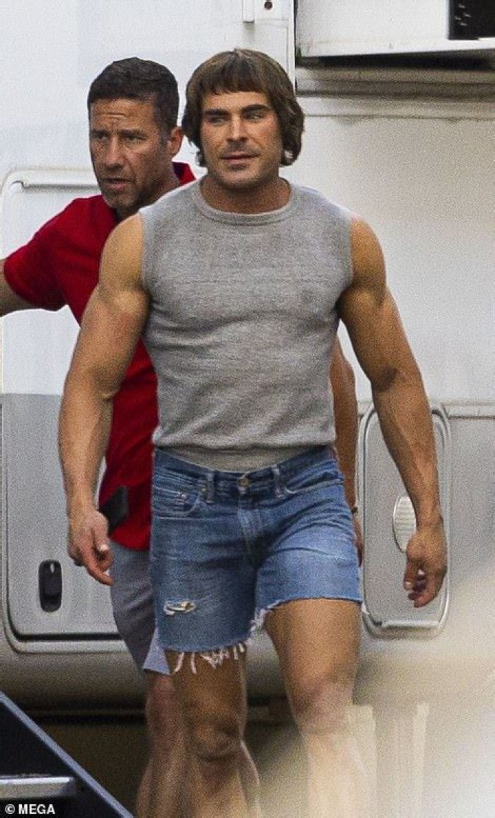 Chris Pine Shows Off His Muscular Legs In Shorts & Fans Are Swooning Over How Good He Looks